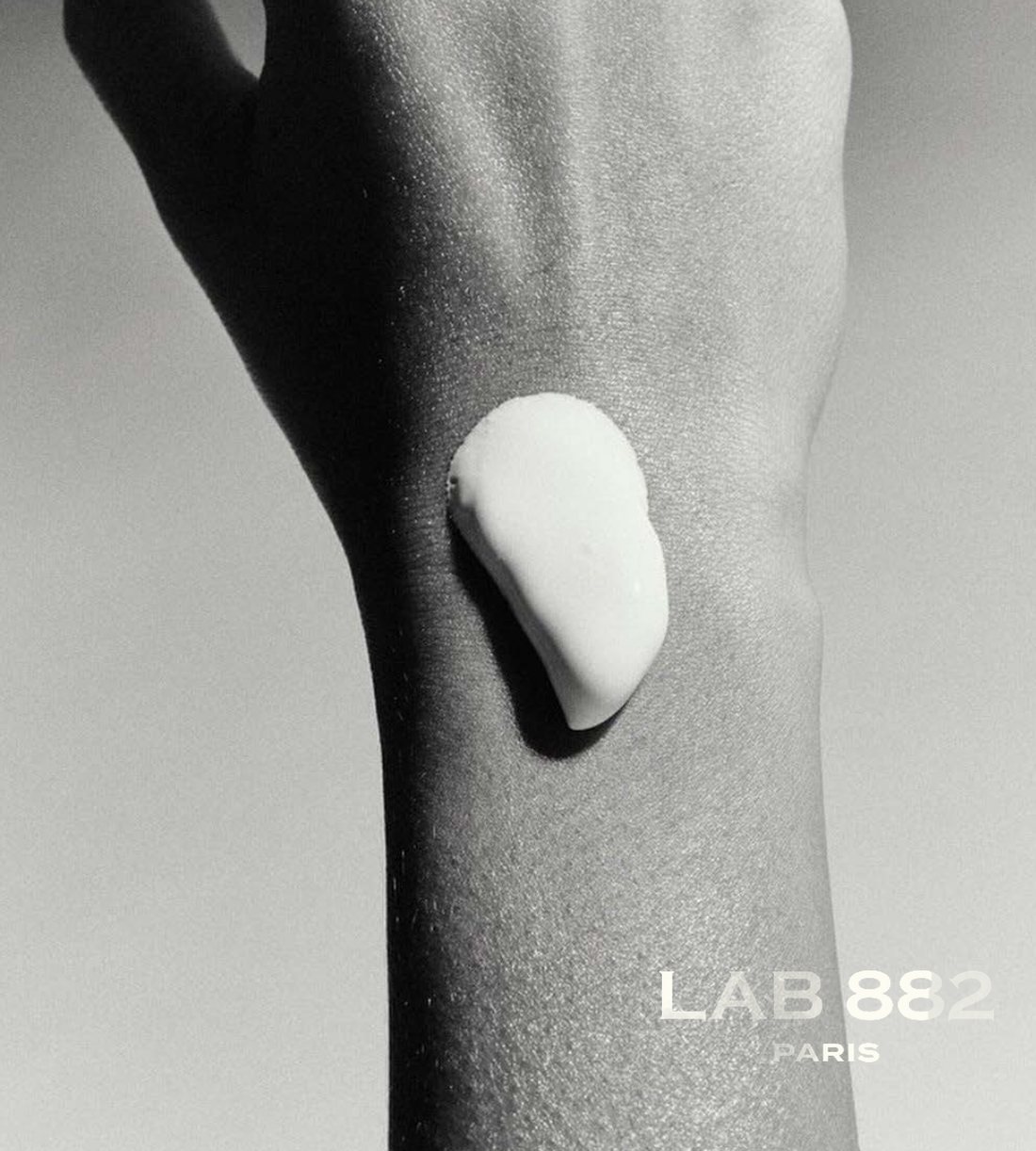 Crème LAB 882 sur la peau — LAB 882 Paris
